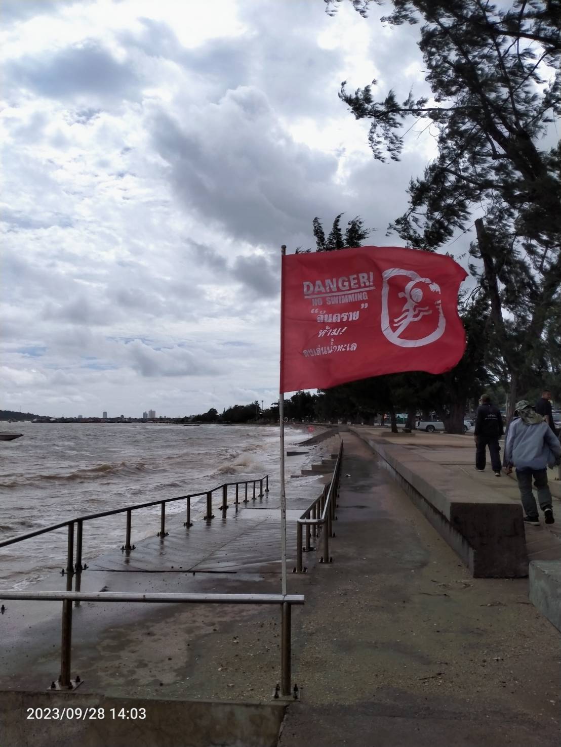 ติดตั้งธง เตือนภัยอันตราย คลื่นพายุลมแรง ชายหาดสวนสน หน้าเอสแลนด์ หมู่ 1 ตำบลแกลง อำเภอเมืองระยอง จังหวัดระยอง